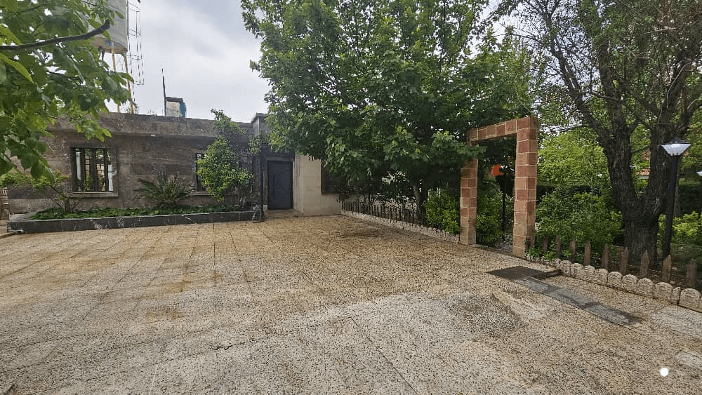 ویلا باغ استخر روباز در صدرا شیراز  محوطه