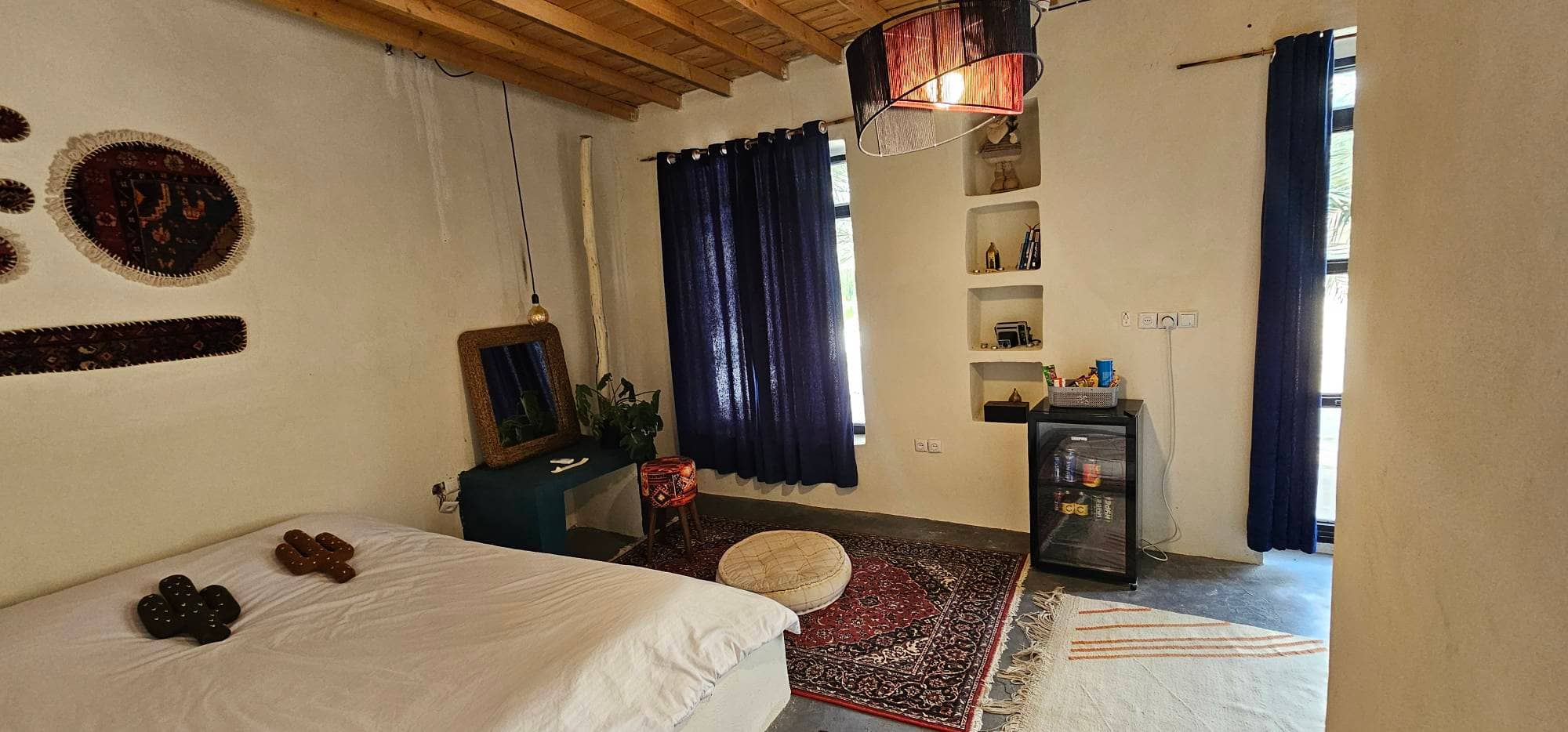 بومگردی در روستا معتمدآباد طبل - کاکتوس حیاط و استخر 