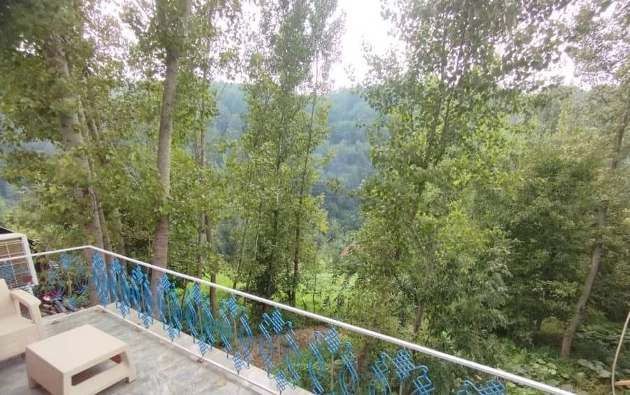 کلبه سوئیسی در روستای سنگنیشت زیرآب - سوادکوه  چشم انداز 