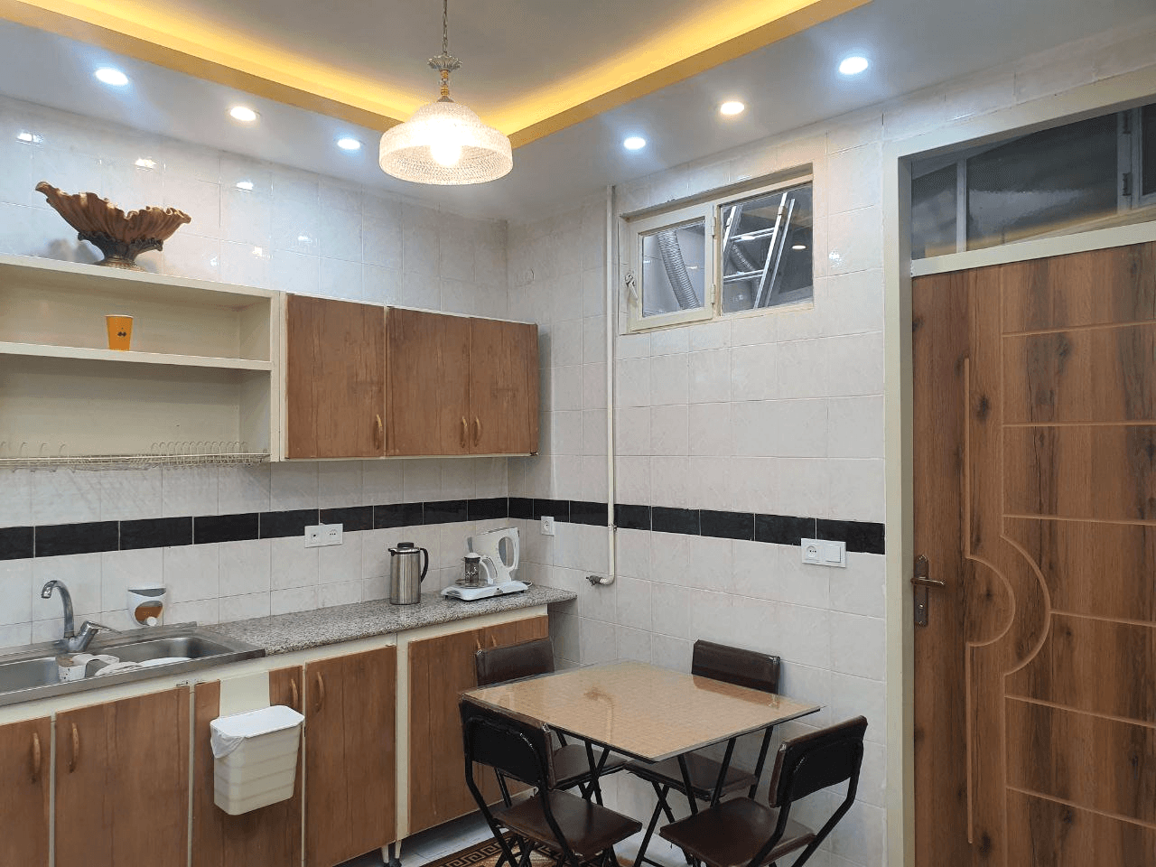 اجاره آپارتمان تکخواب در صفائیه یزد  سالن و ورودی اتاق 