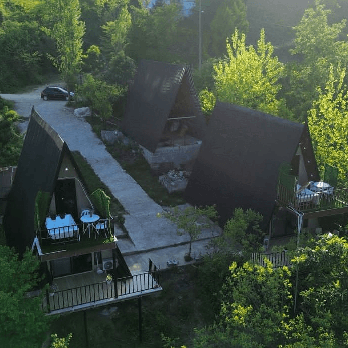 کلبه سوئیسی جنگلی دوبلکس جکوزی دار در اربه کله رامسر نما کلبه 