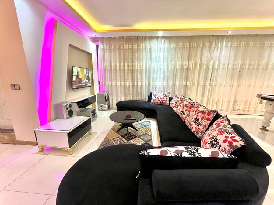 ویلا استخر سرپوشیده آبگرم در پیرکلاچای رشت  استخر سرپوشیده آبگرم و محوطه 