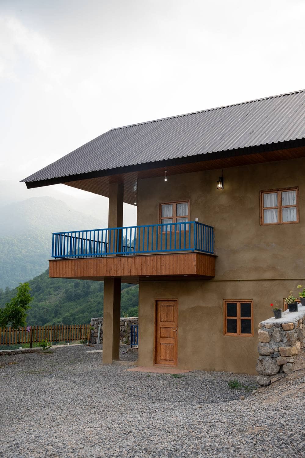 بومگردی در روستا چینو علی‌آبادکتول - 3 نما ساختمان 