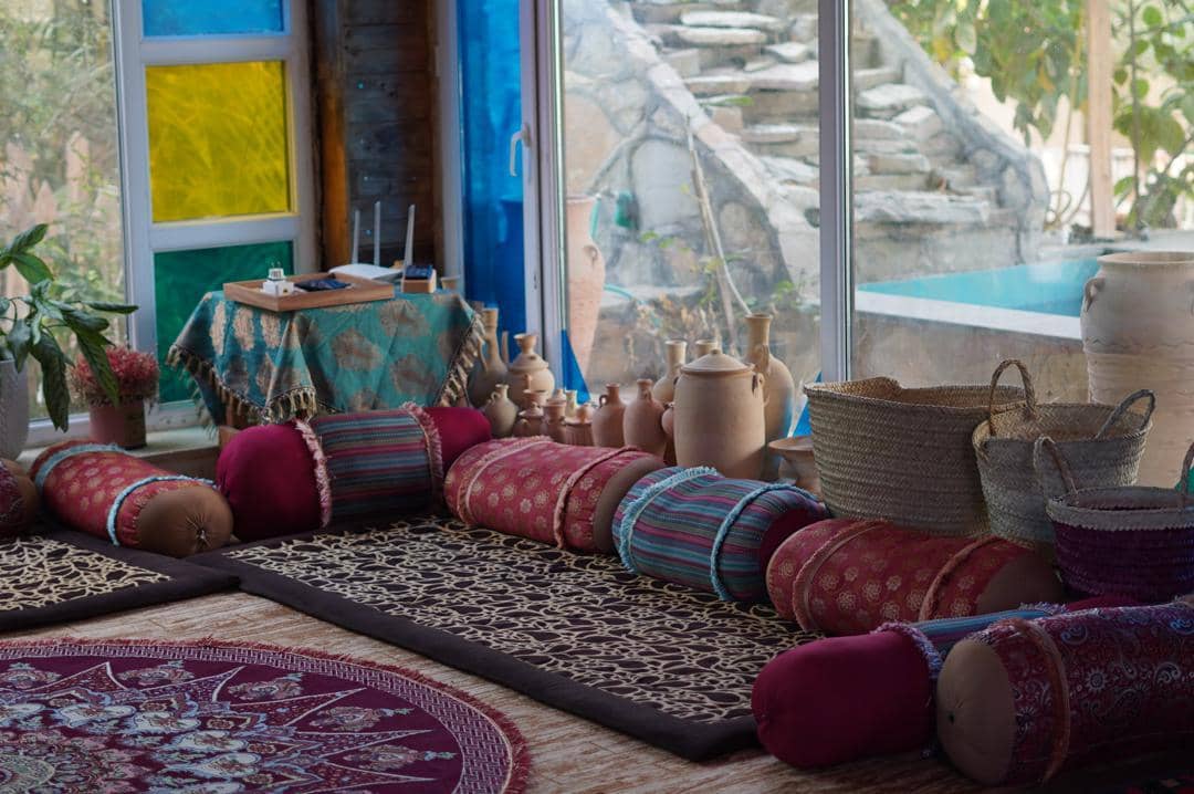 اقامتگاه بومگردی ساحلی در روستای جبرانی بندر دیر  فضای اصلی 