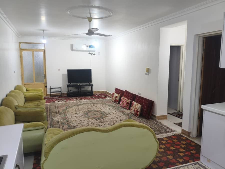 منزل نزدیک ساحل در گناوه  سالن و آشپزخانه 