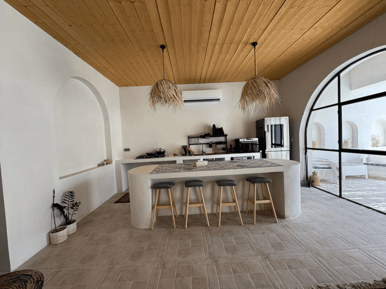 ویلا سه خوابه با استخر روباز در طبل قشم  - لیچی حیاط و نما 