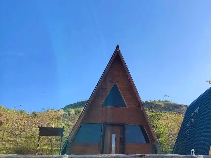 اجاره کلبه سوئیسی در روستا چهراز ناغان - 35متر  نما کلبه ها 