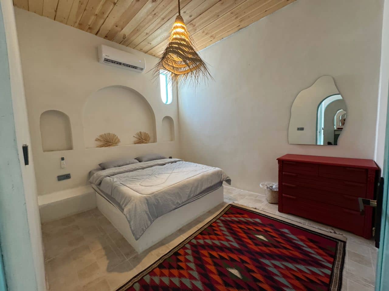 ویلا دوخوابه با استخر روباز در طبل قشم - کوکو حیاط و استخر 