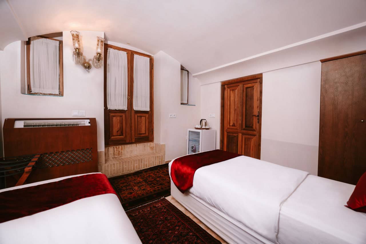 اقامتگاه سنتی در خیابان فاضل نراقی کاشان - 101 توئین محوطه 