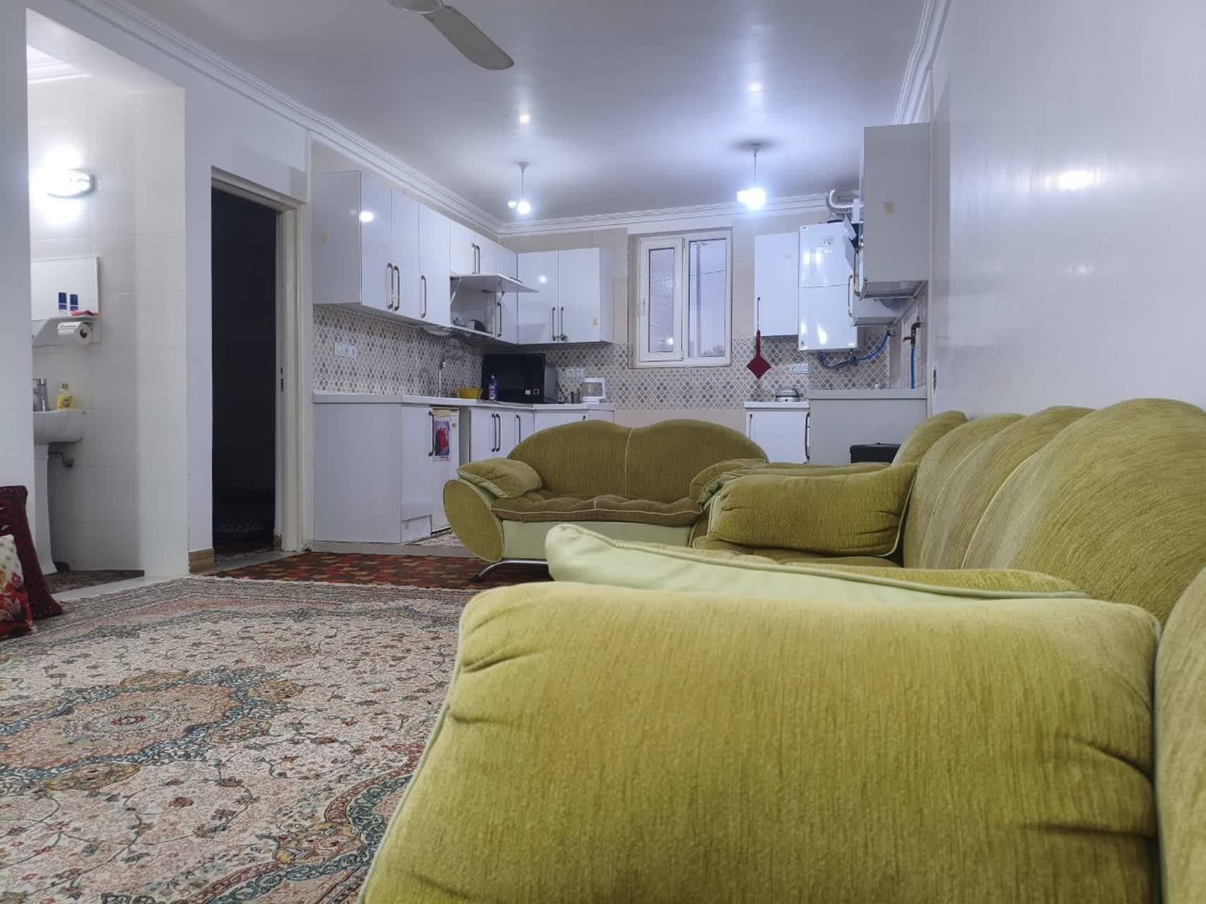 منزل نزدیک ساحل در گناوه  سالن و آشپزخانه 