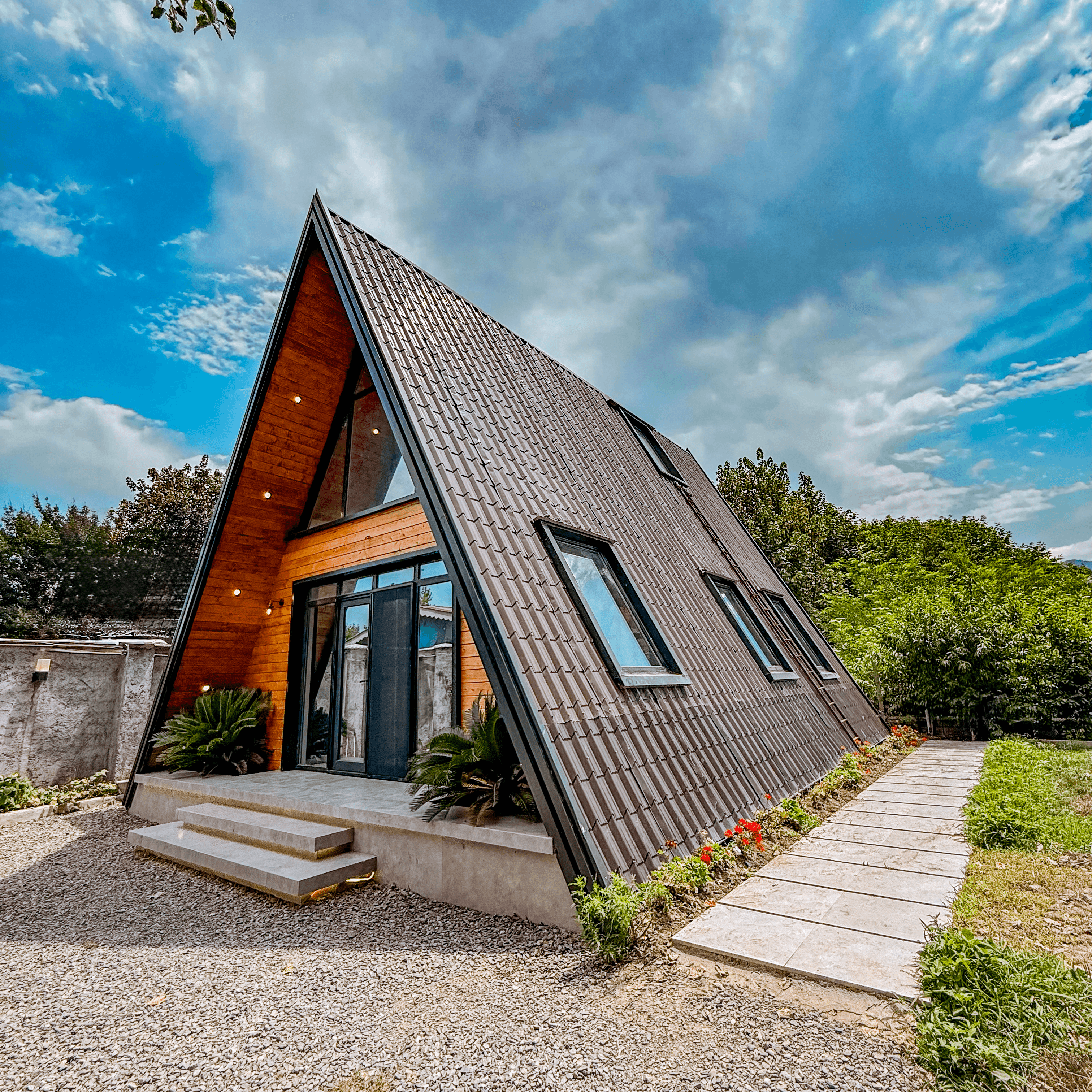 کلبه سوئیسی جنگلی در روستا کوره بر لاهیجان نما کلبه 