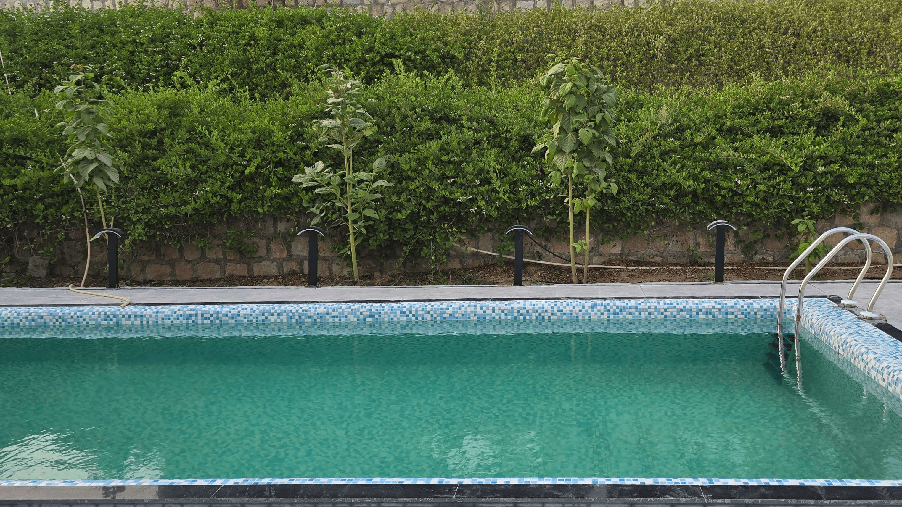 اجاره ویلا استخر روباز نزدیک ساحل در شهرک چهل عمارت قشم  نما ویلا 