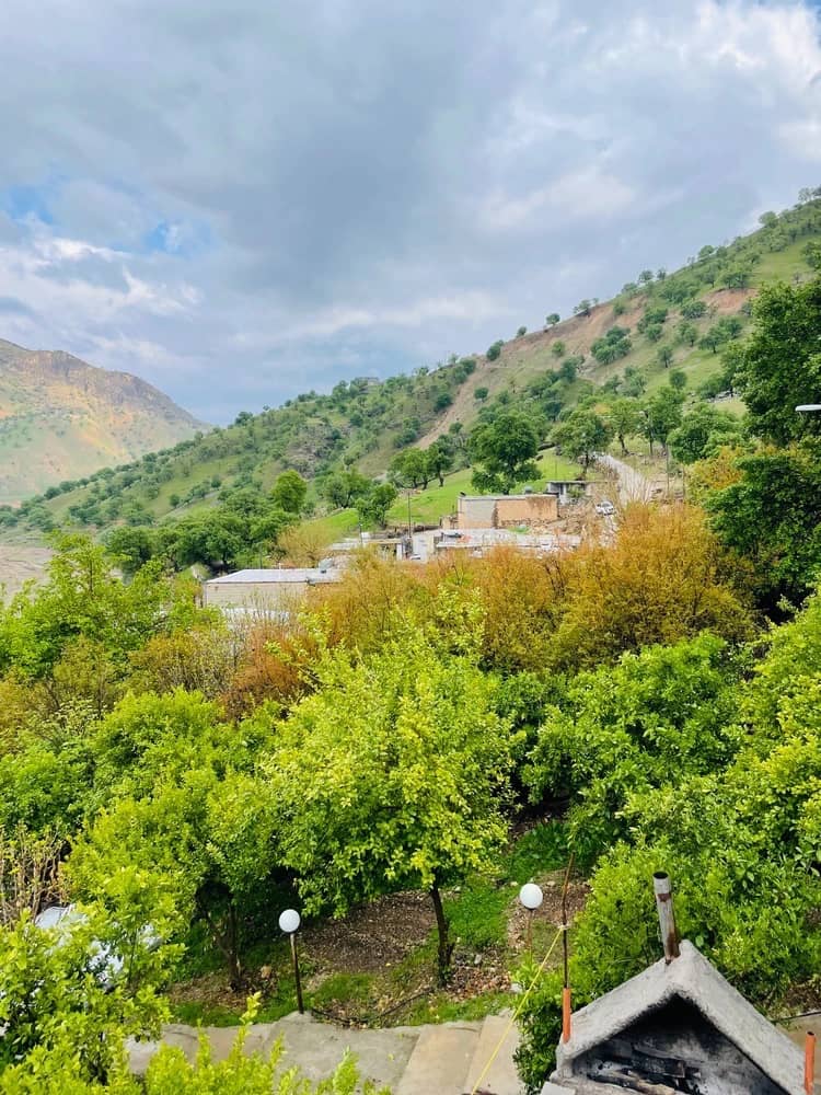 ویلا با چشم انداز به دریاچه در روستای غریبی ها روبروی زراس