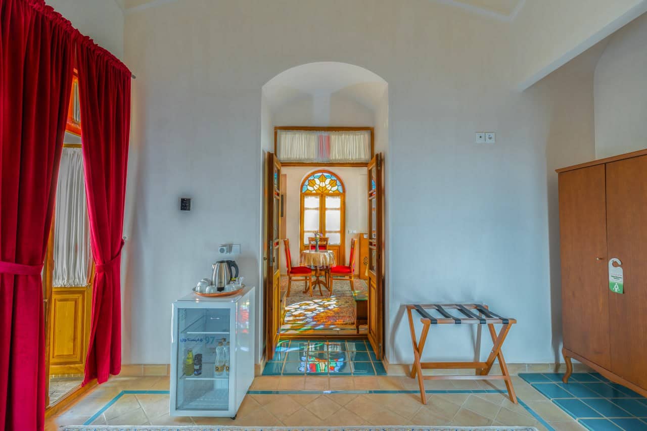 اقامتگاه سنتی در خیابان فاضل نراقی کاشان - 108 سوئیت خانواده محوطه اتاق 