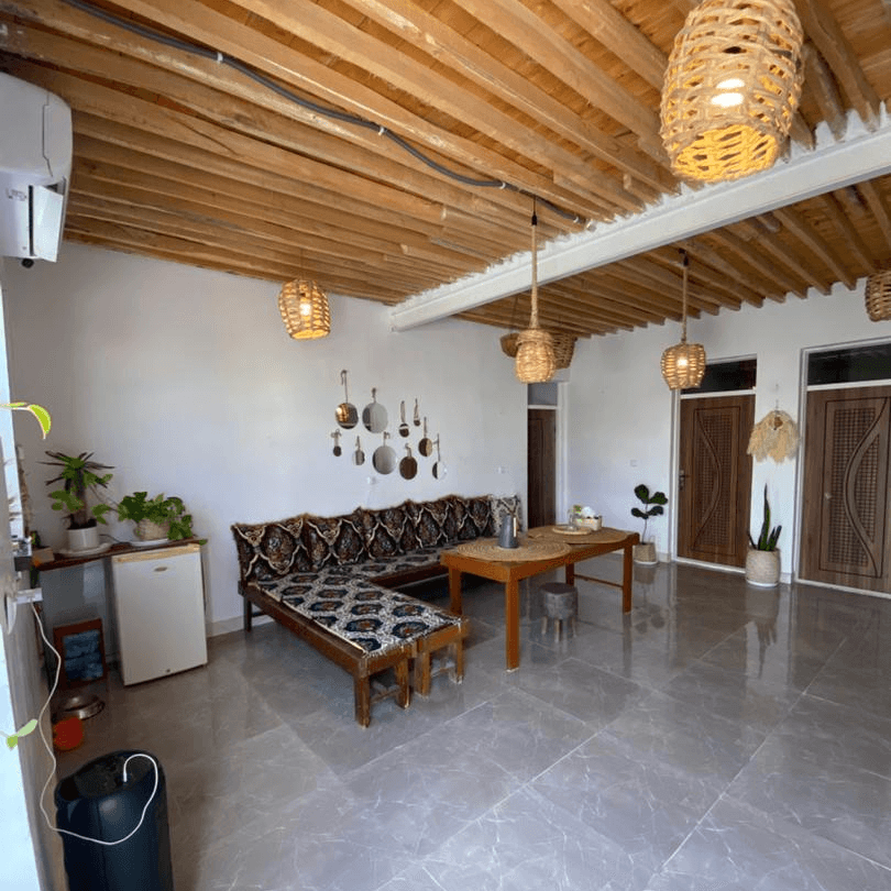 اجاره اقامتگاه بومگردی با استخر روباز در طبل قشم - درخت زندگی محوطه