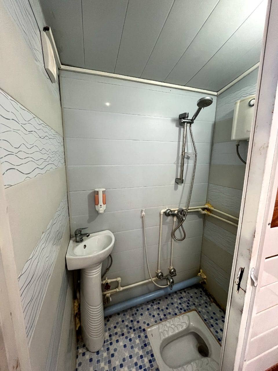 کانکس ساحلی در هرمز - سرخابی حیاط 