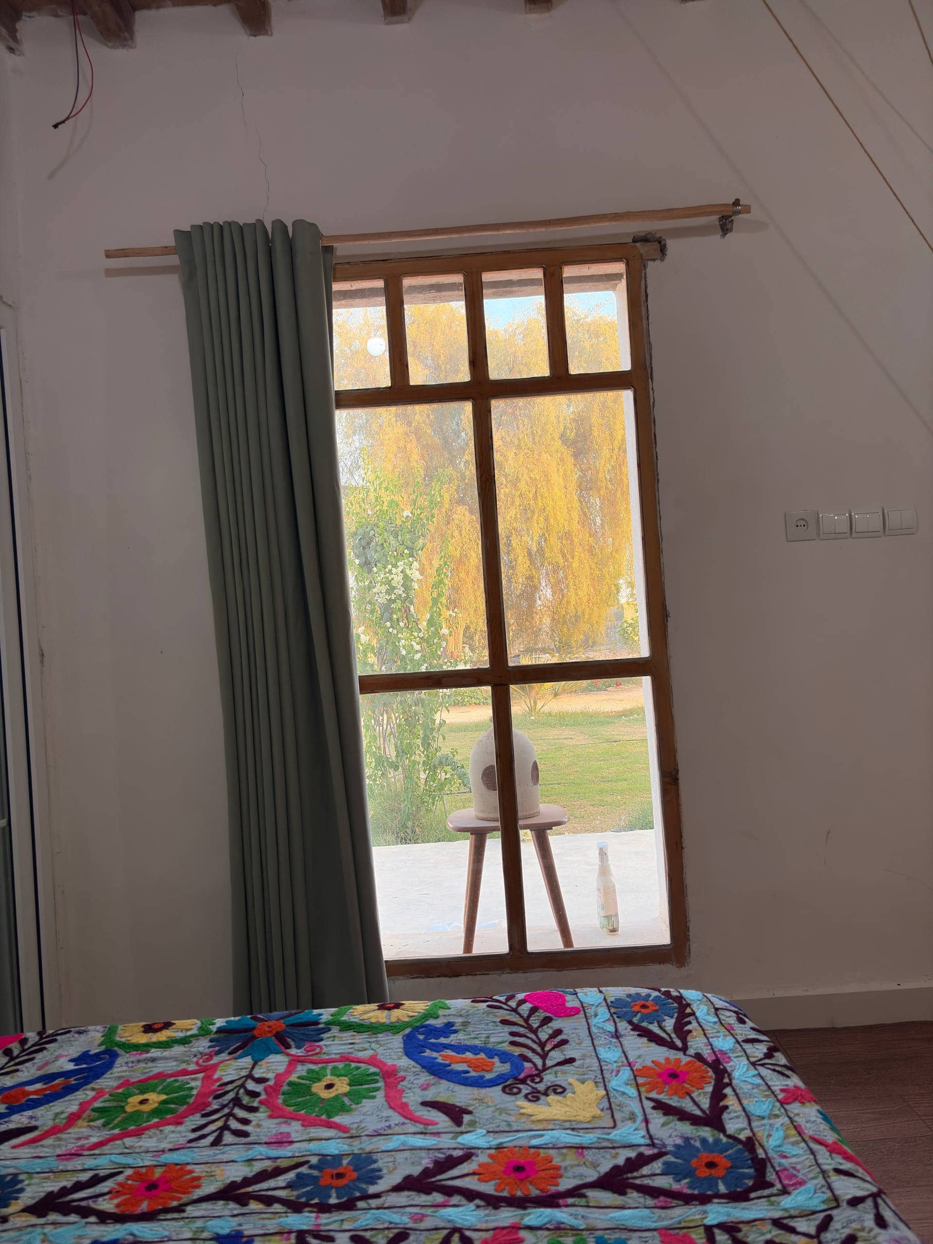 اجاره اتاق بوم گردی در باغستان پارسیان - اتاق 7 بیرون اقامتگاه