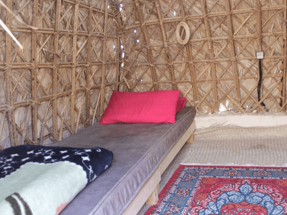 اجاره کپر ساحلی در هرمز - سعدی  حیاط اقامتگاه 