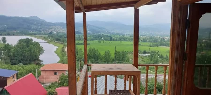 کلبه سوئدی در گونه‌کلا شیرگاه  چشم انداز 