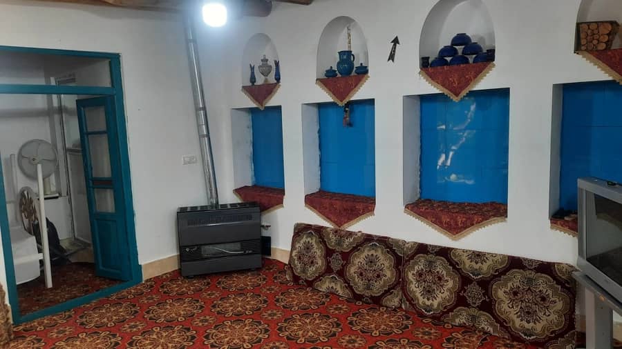 اقامتگاه بومگردی در برزک کاشان - توت سفید حیاط اقامتگاه