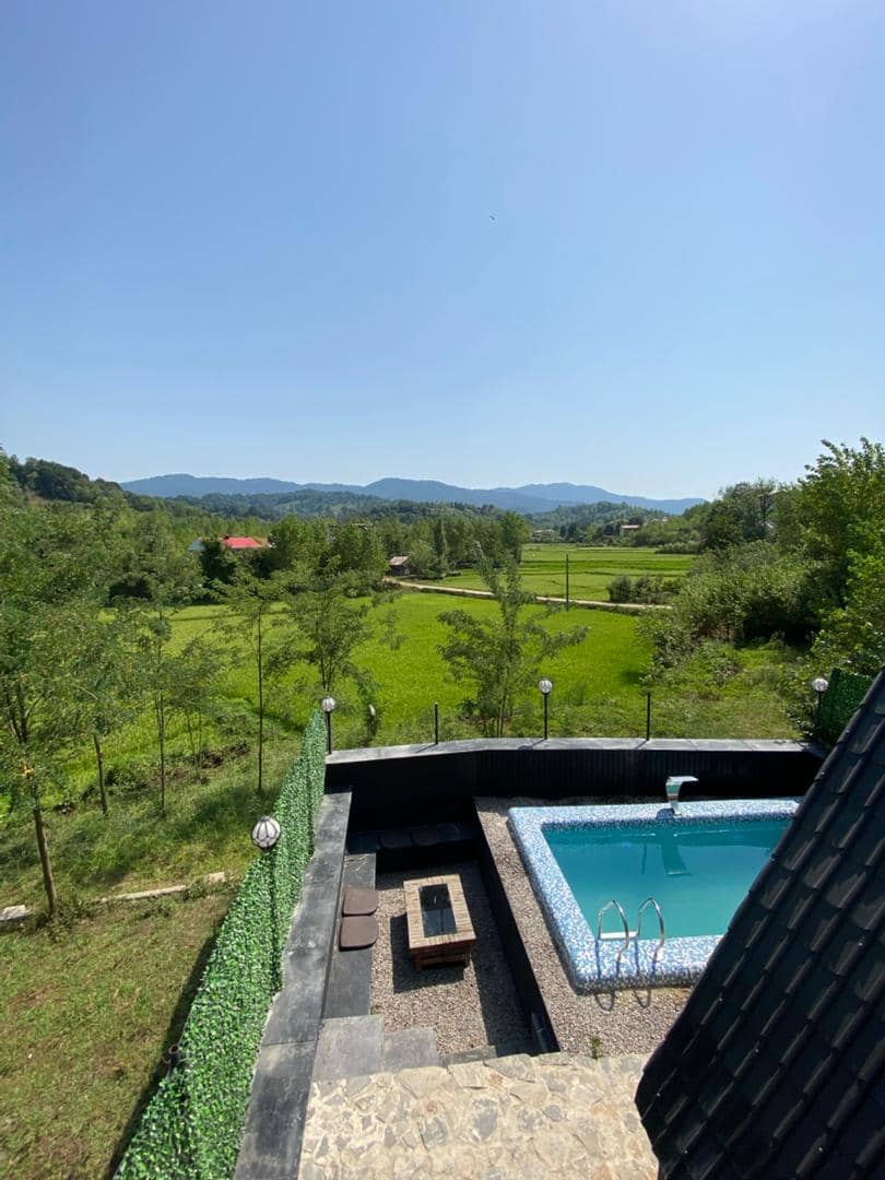 کلبه سوئیسی جنگلی با استخر روباز 4 فصل در روستای آزارستانکی لاهیجان - سوما