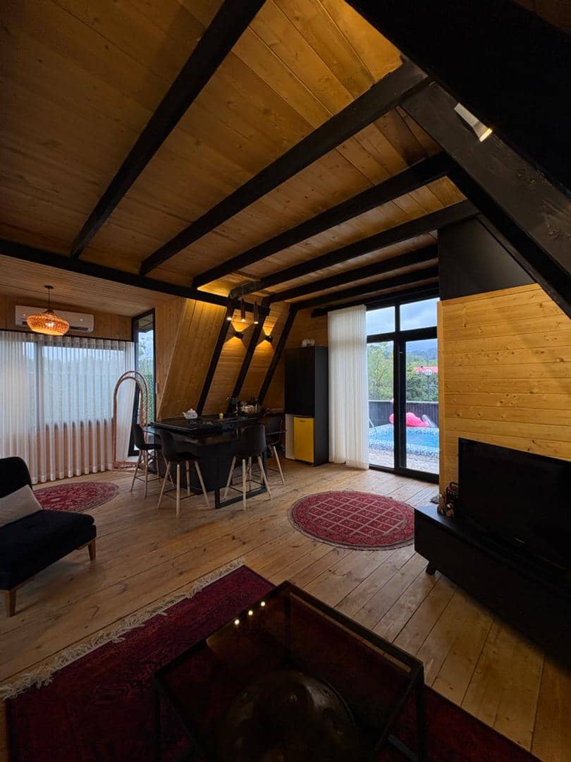 کلبه سوئیسی جنگلی با استخر روباز 4 فصل در روستای آزارستانکی لاهیجان - سوما