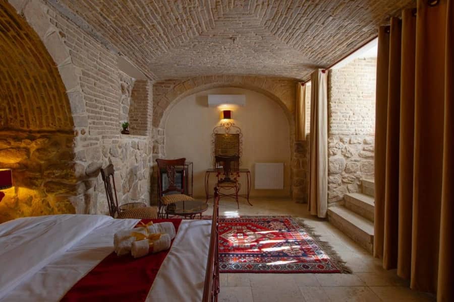 بوتیک هتل دو تخته در شیراز - گل سنگ نما و حیاط 