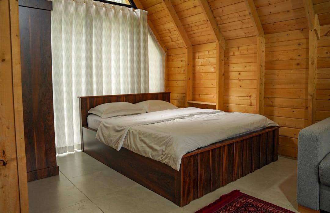 کلبه سوئیسی جنگلی در جنگل های سه هزار تنکابن - فلت  نما