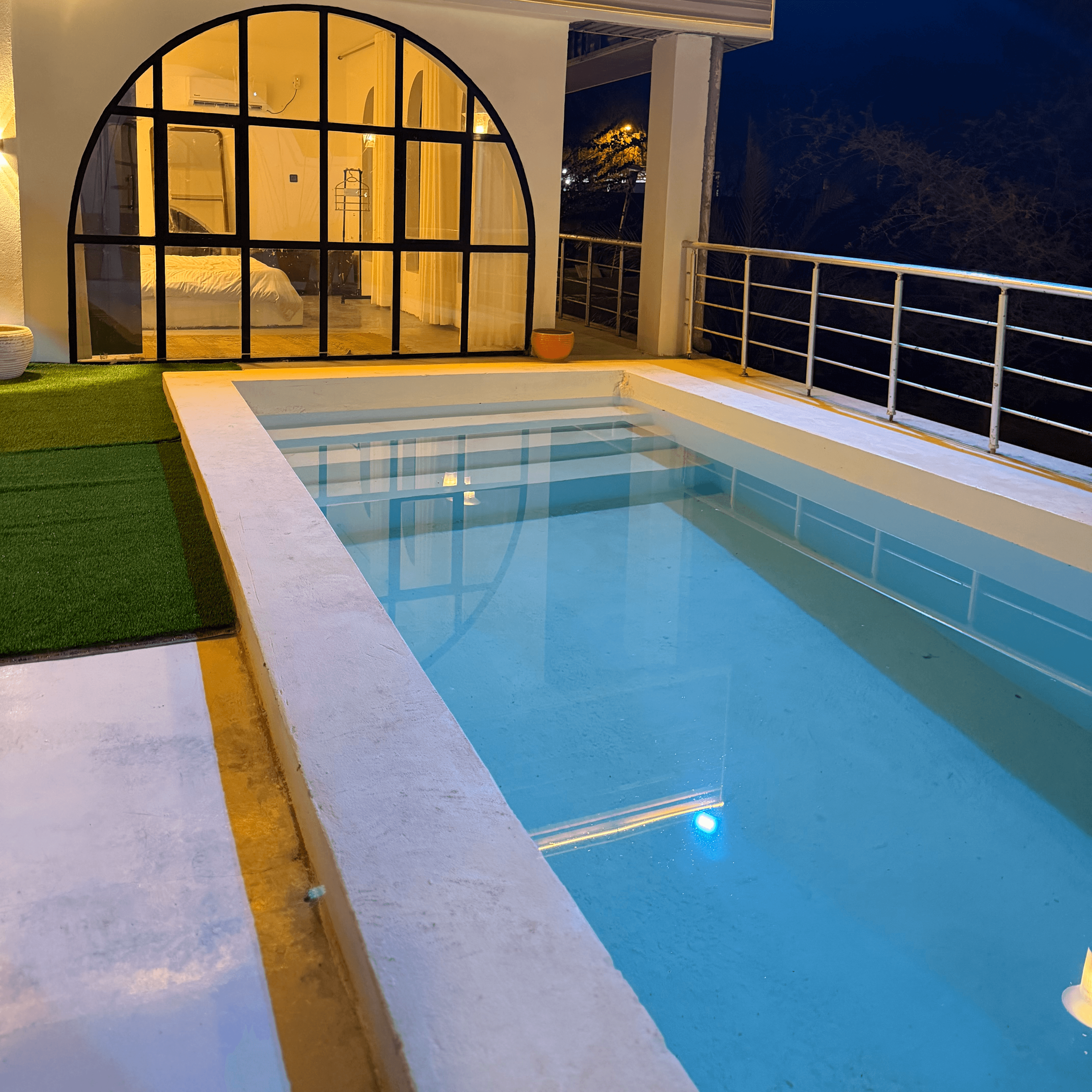 ویلا با استخر روباز آبسرد در رمکان قشم  اتاق 1 ویو به سمت استخر 