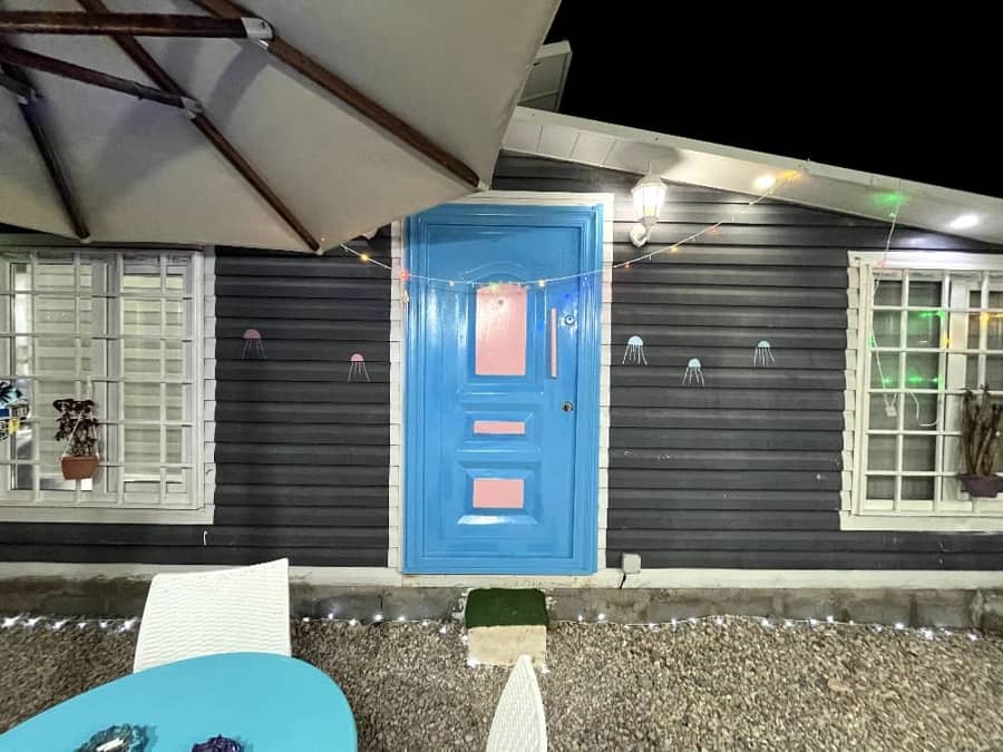 اجاره کانکس ساحلی در هرمز - آبی حیاط اقامتگاه 