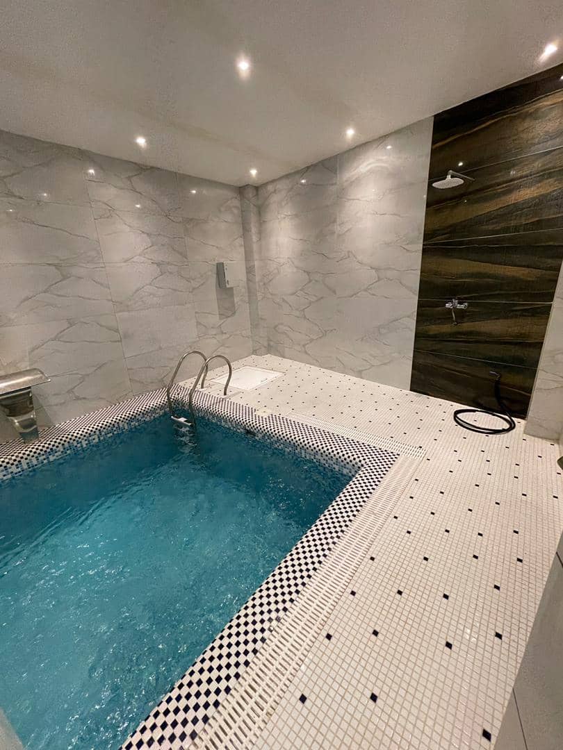 ویلا استخر سرپوشیده آبگرم در ایزدشهر  نما ویلا 