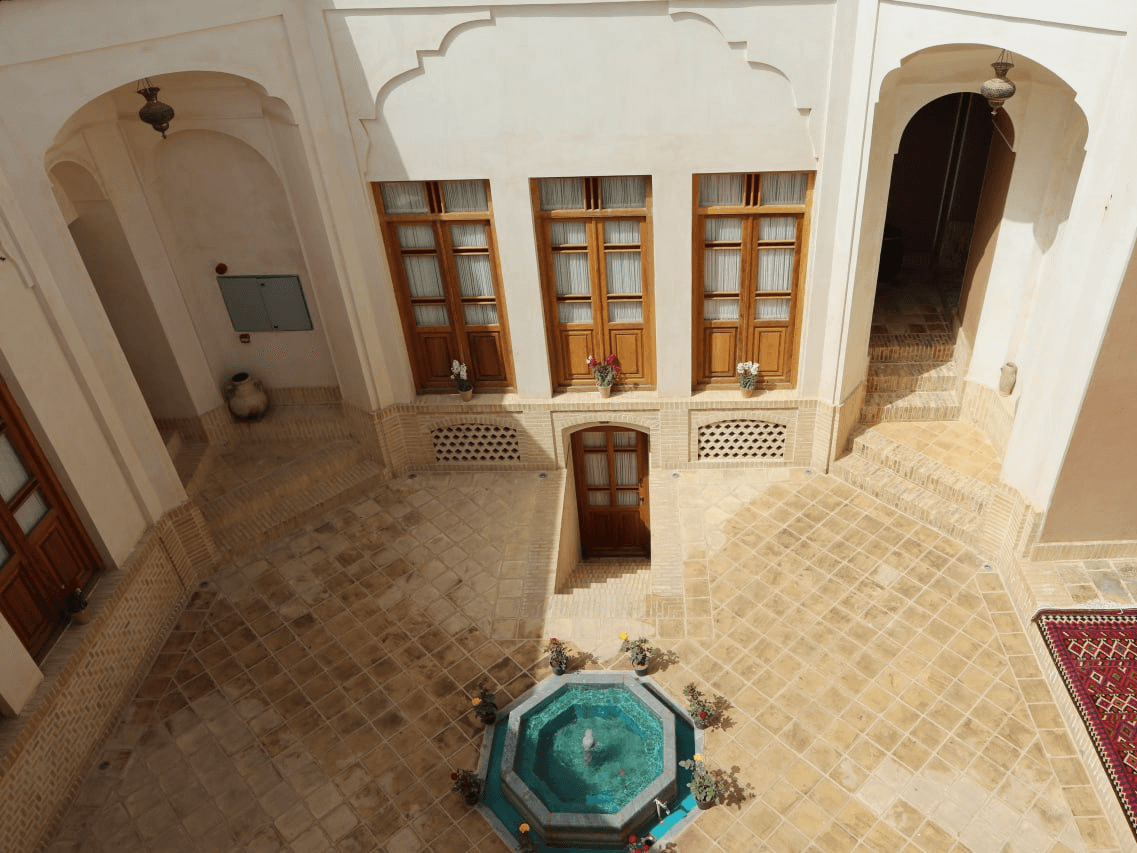 اقامتگاه سنتی در خیابان فاضل نراقی کاشان - 102 دابل نرمال  حیاط 