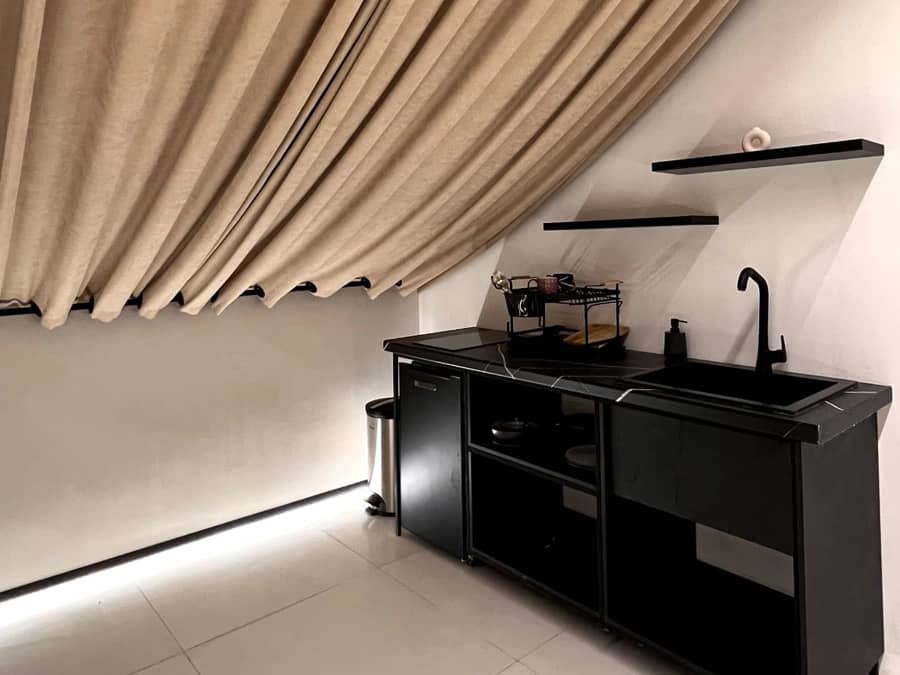 کلبه سوئیسی شیشه ای در روستا لیره سر تنکابن داخل کلبه 