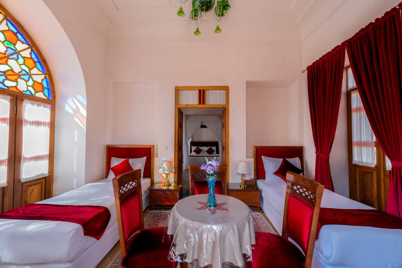 اقامتگاه سنتی در خیابان فاضل نراقی کاشان - 108 سوئیت خانواده محوطه اتاق 