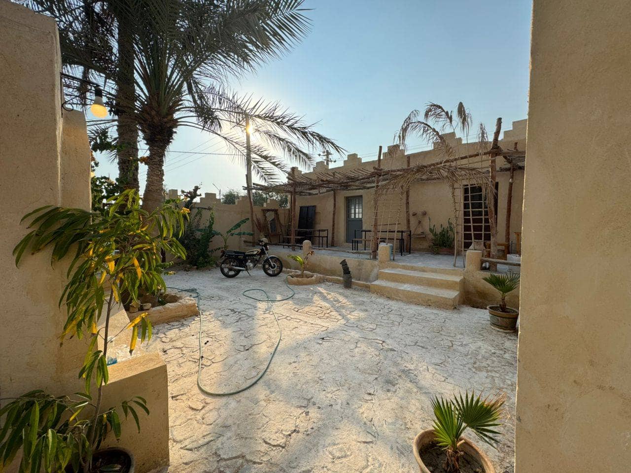 بومگردی در روستا فومستان پارسیان - فاروق  حیاط اقامتگاه 