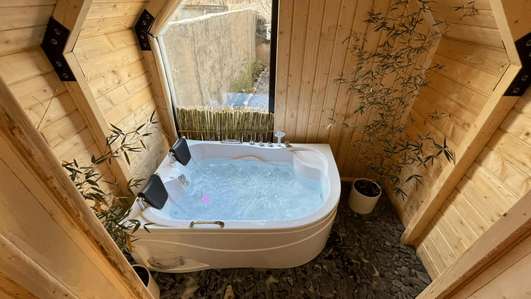 اجاره کلبه سوئیسی جکوزی دار در روستا میانرود رضوانشهر - هیلا  نما کلبه 