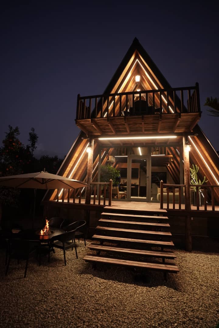 اجاره کلبه سوئیسی جکوزی دار در روستای لاروسر کلارآباد  نما کلبه 