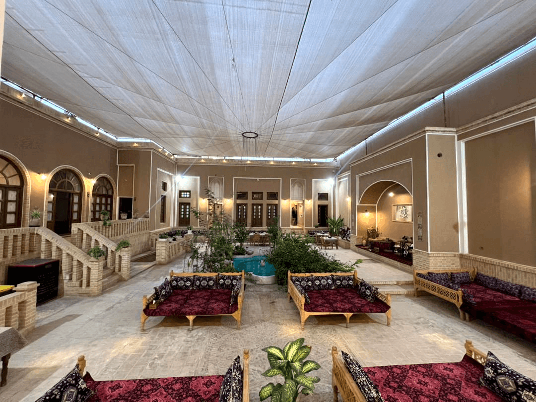 اجاره اتاق سه تخته در خیابات فهادان یزد - 103 حیاط اقامتگاه