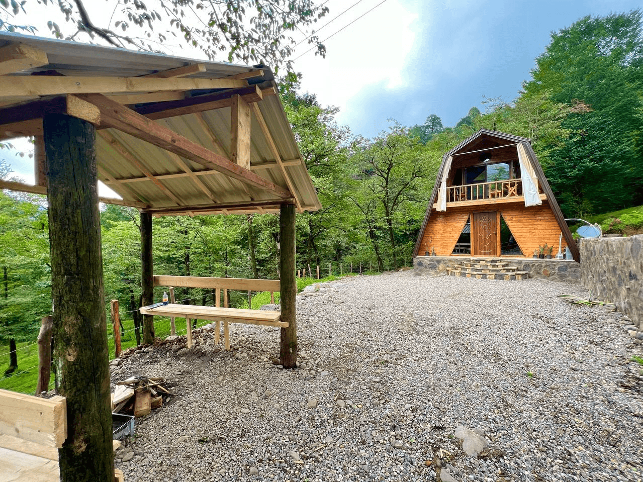 کلبه سوئیسی جنگلی در روستای اسپوک سوادکوه شمالی  نما