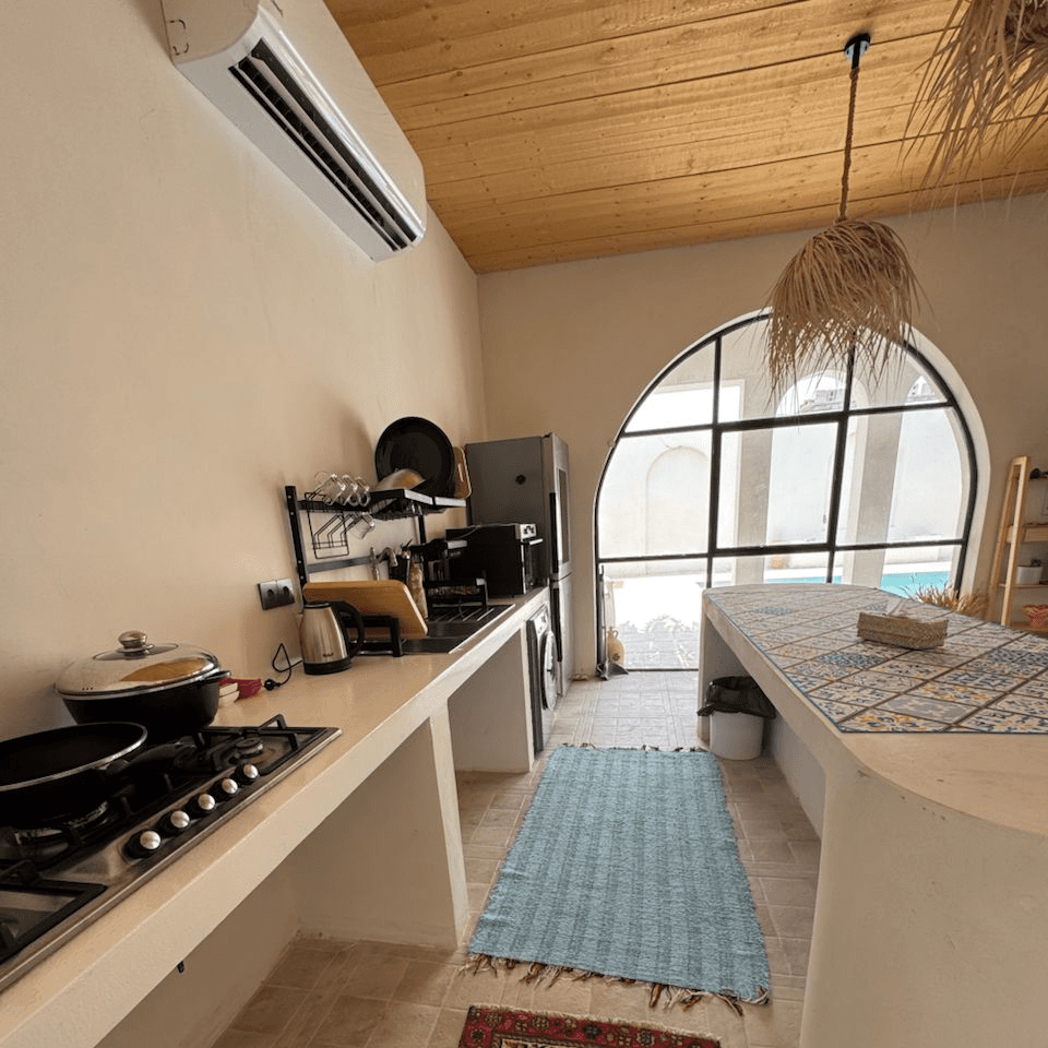 ویلا سه خوابه با استخر روباز در طبل قشم  - لیچی حیاط و نما 