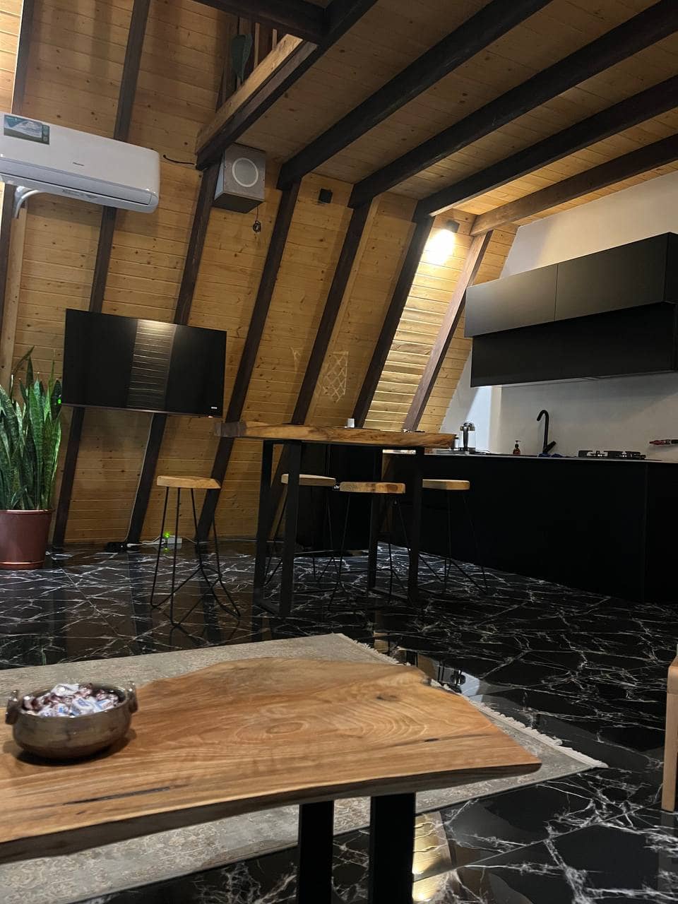 اجاره کلبه سوئیسی جکوزی دار در روستای لاروسر کلارآباد  نما کلبه 