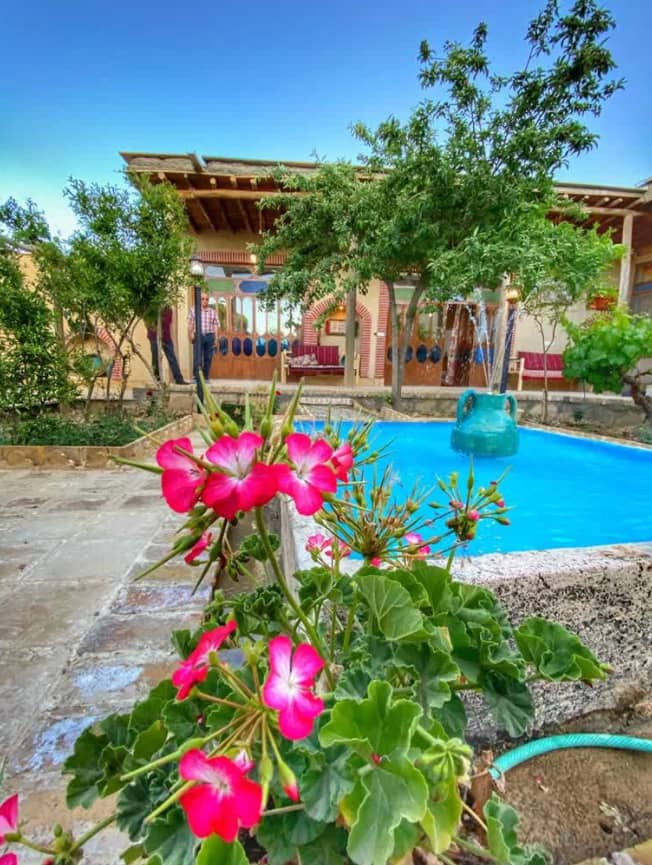 اجاره اقامتگاه بومگردی در خورهه محلات - تیرچوبی نما و حیاط
