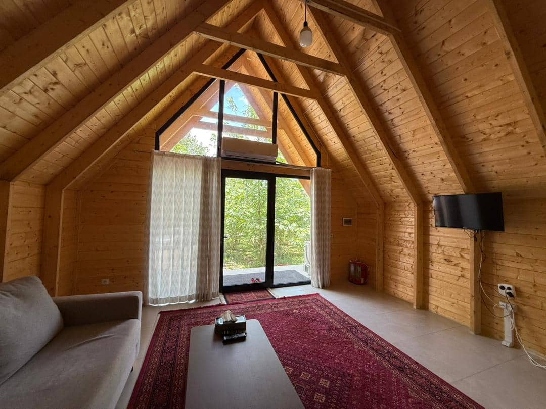 کلبه سوئیسی جنگلی در جنگل های سه هزار تنکابن - تکخواب  نما 