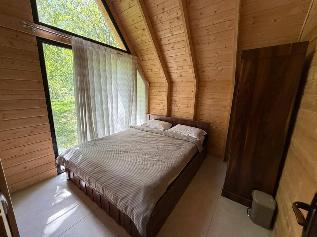 کلبه سوئیسی جنگلی در جنگل های سه هزار تنکابن - تکخواب  نما 