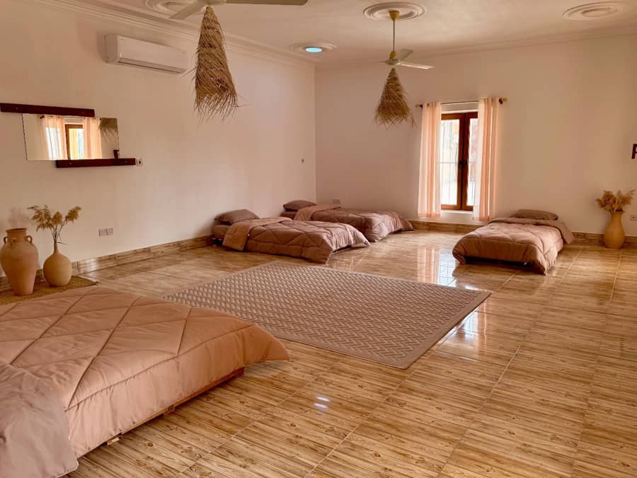 اقامتگاه بومگردی ساحلی در روستا بوستانو پارسیان - اتاق 5 تخته حیاط و نما