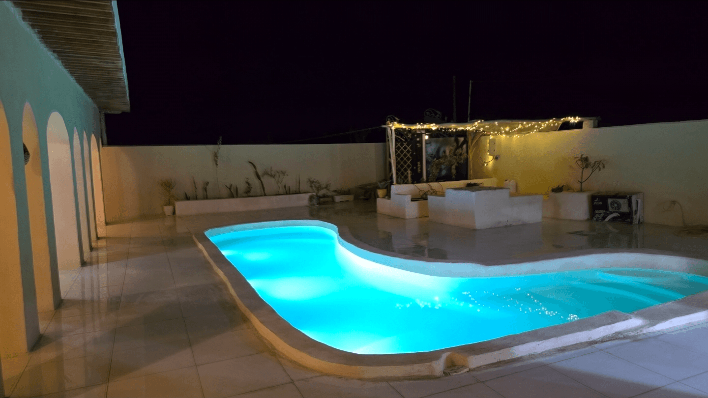 اجاره ویلا با استخر روباز آبسرد در سهیلی قشم - 4 خواب  استخر روباز آبسرد و حیاط ویلا 