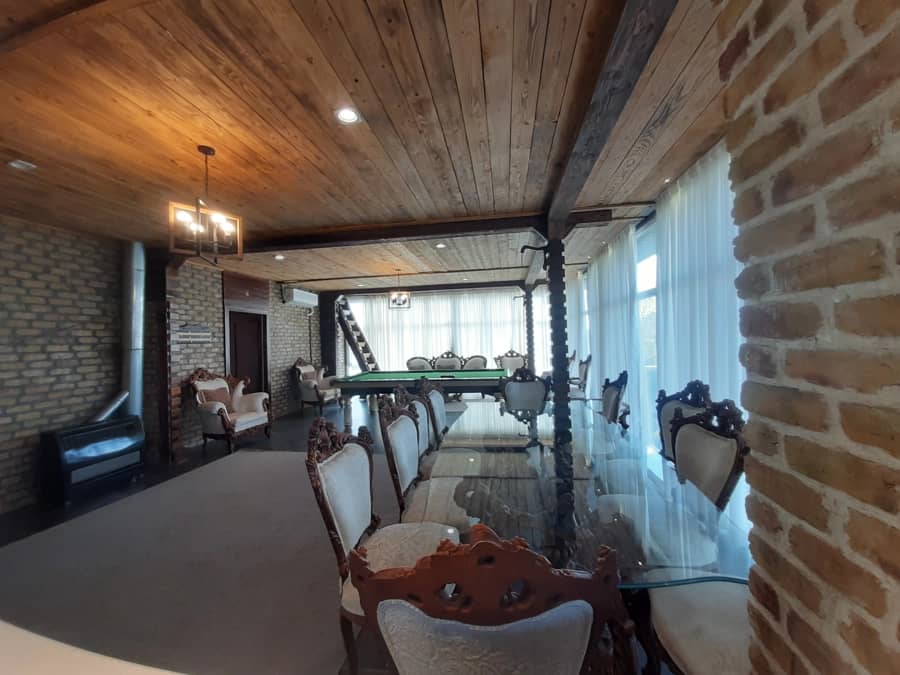 ویلا باغ با استخر روباز آبگرم در روستا خوشنام ملارد  استخر و نما ساختمان 