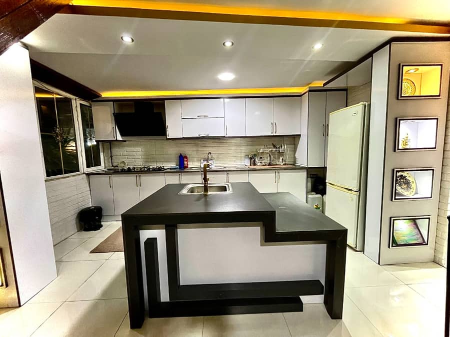 ویلا استخر سرپوشیده آبگرم در پیرکلاچای رشت  استخر سرپوشیده آبگرم و محوطه 