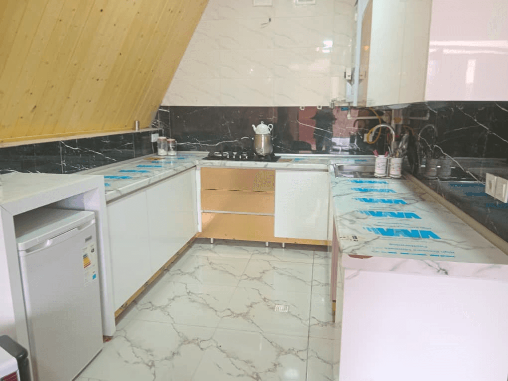 کلبه سوئیسی در نرمه سفلی سمیرم - 1  محوطه