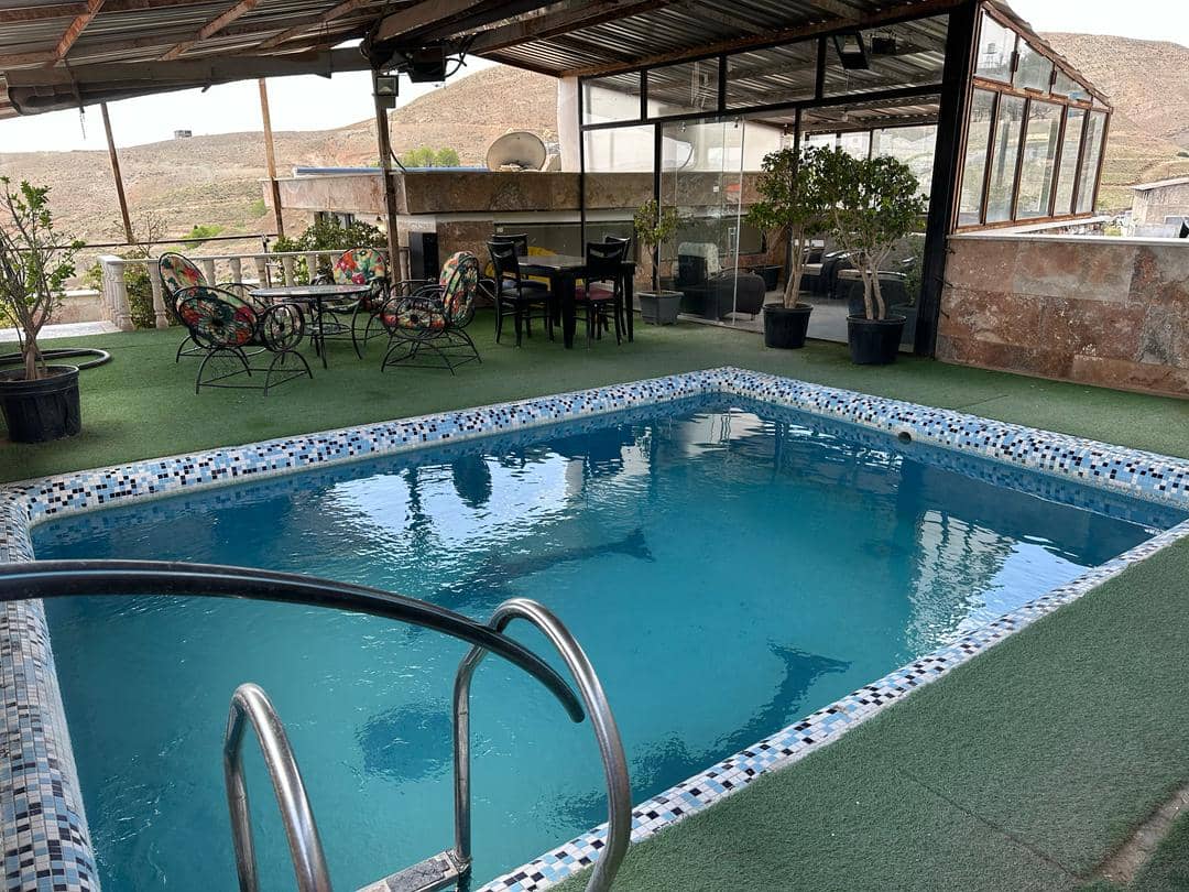 ویلا فورلکس با استخر و جکوزی آبگرم در رودهن  روف گاردن